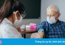 Người đàn ông Mỹ quyết tiêm chủng để chứng tỏ hiệu quả vaccine