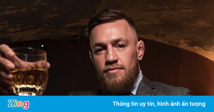 McGregor đóng quảng cáo khi đang bị gãy chân