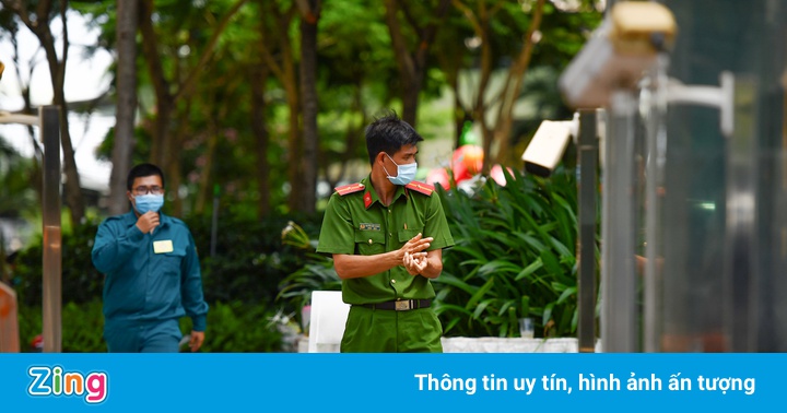 Phong tỏa chung cư có 1.200 người tại Hà Nội