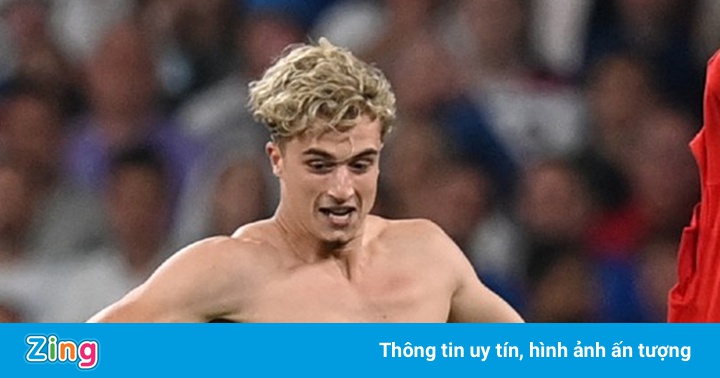 CĐV quá khích chạy xuống sân Wembley CĐV quá khích chạy xuống sân Wembley