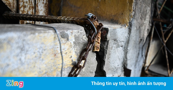 Khu tập thể ở Hà Nội chằng chịt xích và cột chống