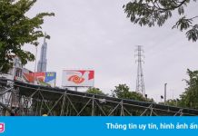Biển quảng cáo đổ sập sau cơn mưa lớn ở TP.HCM