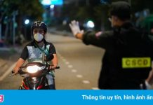 Đêm đầu tiên Công an TP.HCM kiểm tra người ra đường sau 18h