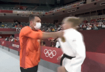 Hành động gây chú ý của HLV tại Olympic Olympic Tokyo anh 1