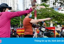 Gặp khó vì phiếu đi chợ, nhiều người Hà Nội nhờ mua hàng hộ