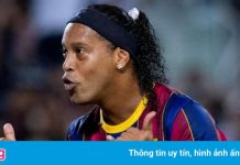 Ronaldinho ghi bàn ở trận siêu kinh điển dành cho huyền thoại