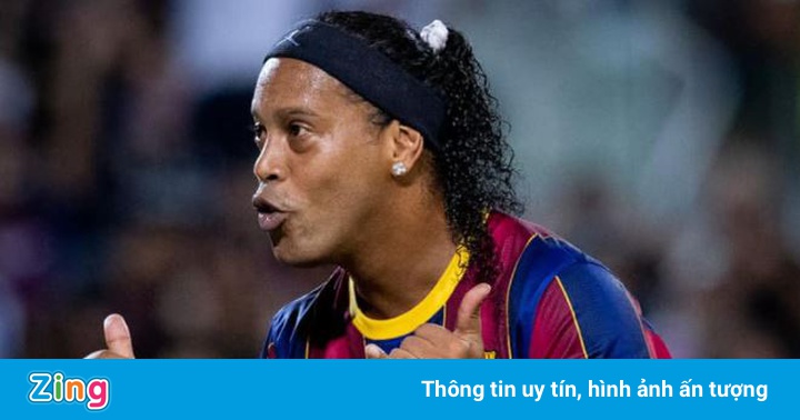 Ronaldinho ghi bàn ở trận siêu kinh điển dành cho huyền thoại