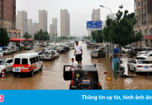 Dân Trịnh Châu đòi câu trả lời sau vụ lũ làm ngập tàu điện