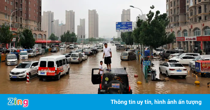 Dân Trịnh Châu đòi câu trả lời sau vụ lũ làm ngập tàu điện