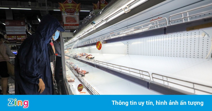 Nhiều siêu thị ở TP.HCM lại hết sạch rau củ, thịt cá Nhiều siêu thị ở TP.HCM lại hết sạch rau củ, thịt cá