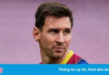 Ronaldinho khuyên Barca treo áo số 10 của Messi