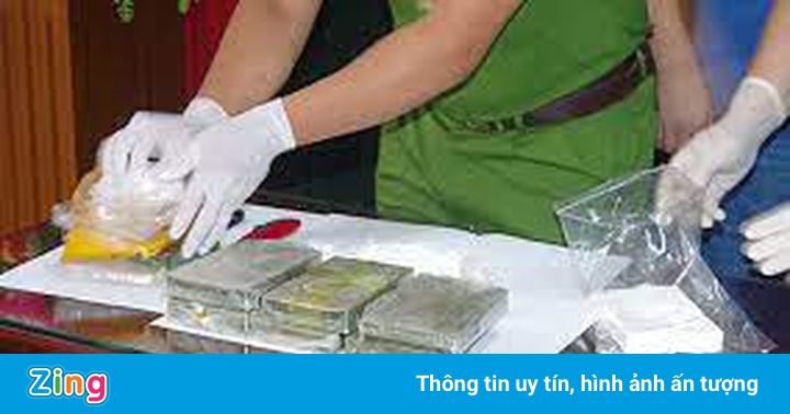 Điều dưỡng mua 4 bánh heroin và 2.634 viên ma túy đi bán