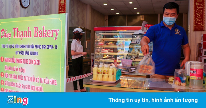 Chủ hàng căng giây giữ khoảng cách 2 m với khách ở TP Tam Kỳ Chủ hàng căng giây giữ khoảng cách 2 m với khách ở TP Tam Kỳ