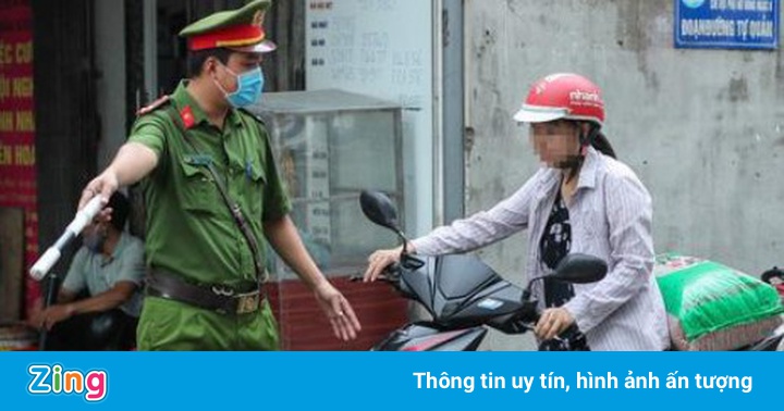 Quận Tân Phú xử phạt hơn 270 triệu đồng với người vi phạm Chỉ thị 16 Quận Tân Phú xử phạt hơn 270 triệu đồng với người vi phạm Chỉ thị 16