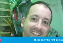 Đến TP.HCM du lịch, chàng Tây dạy học rồi giữ xe mưu sinh giữa dịch