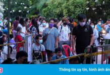 Người dân Bangkok chen chân xếp hàng chờ xét nghiệm Covid-19