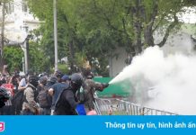 Biểu tình lớn ở Bangkok bất chấp đại dịch căng thẳng