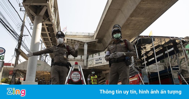 Thái Lan áp giới nghiêm ở Bangkok, chốt kiểm soát bắt đầu mọc lên