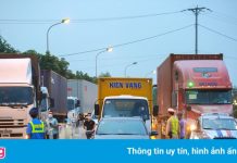 Ùn tắc tại chốt kiểm soát Covid-19 cửa ngõ Hà Nội