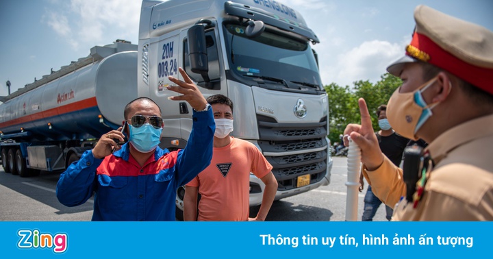 Tài xế tranh luận với CSGT khi Hà Nội cấm xe vào nội thành Tài xế tranh luận với CSGT khi Hà Nội cấm xe vào nội thành