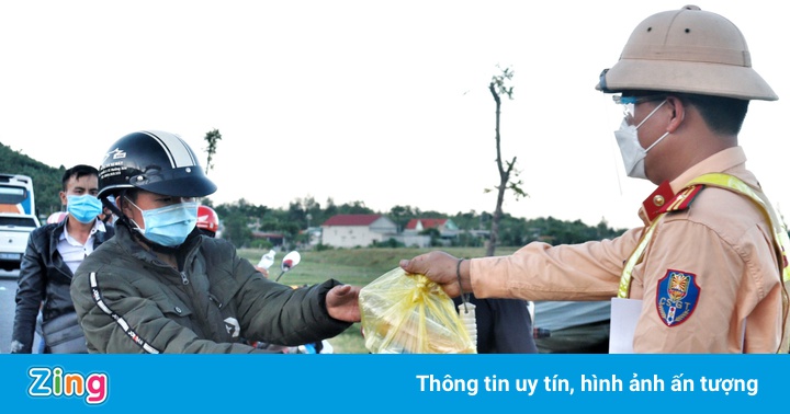 CSGT Hà Tĩnh tặng bánh mì, nước uống cho người đi xe máy về quê