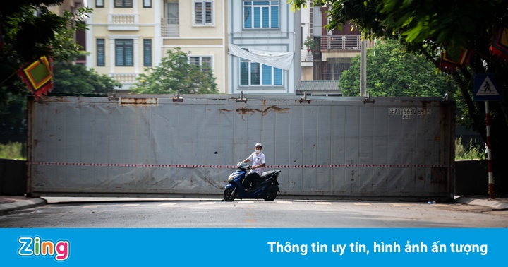 Dùng xe tải, gạch và thùng container làm chốt phong tỏa ở Hà Nội