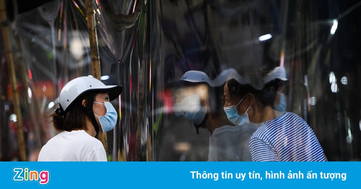 Tiểu thương Hà Nội lắp vách ngăn quanh chợ phòng dịch Covid-19 Tiểu thương Hà Nội lắp vách ngăn quanh chợ phòng dịch Covid-19