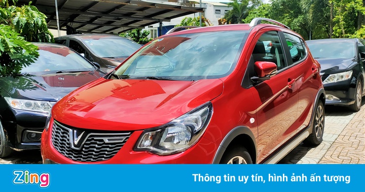 Mua ôtô mùa dịch, tôi chỉ biết ngắm xe qua điện thoại