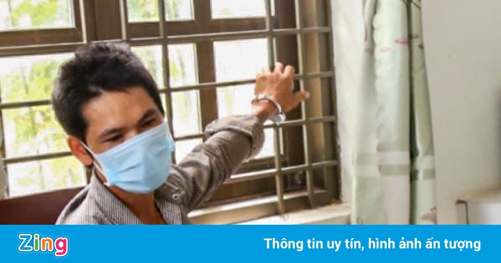 Thanh niên lao vào chốt kiểm dịch làm thương một cảnh sát Thanh niên lao vào chốt kiểm dịch làm thương một cảnh sát