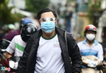 Giám thị nhắc nhở thí sinh thực hiện giãn cách khi làm thủ tục dự ky thi tot nghiep THPT dot 1 anh 2