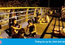 Phạt 21 người tụ tập hóng mát trên cầu vượt đi bộ