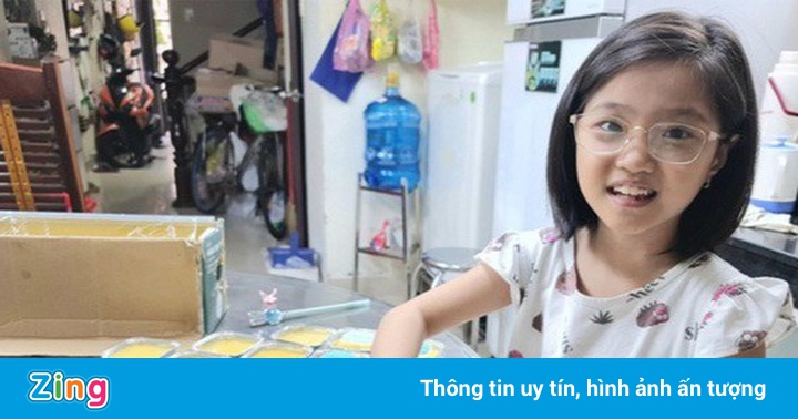 Bé lớp 3 ở TP.HCM bán bánh, ủng hộ quỹ vaccine Covid-19 Bé lớp 3 ở TP.HCM bán bánh, ủng hộ quỹ vaccine Covid-19