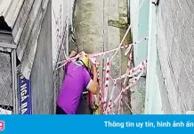 Người đàn ông ở TP.HCM tháo dây phong tỏa để đi lại