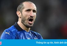 Hành động lạ của Chiellini khi Saka đá luân lưu