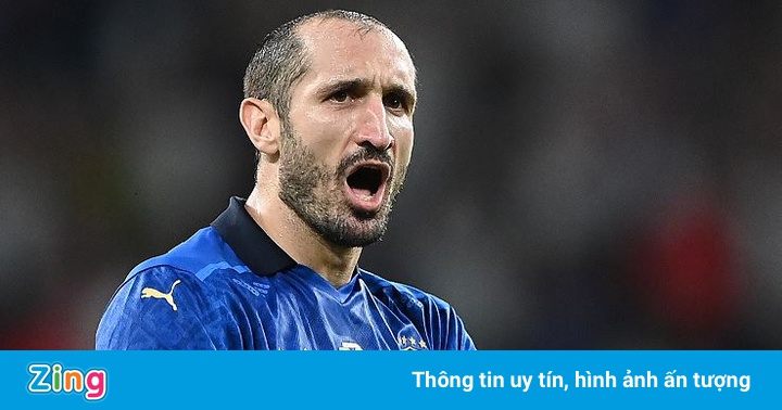 Hành động lạ của Chiellini khi Saka đá luân lưu