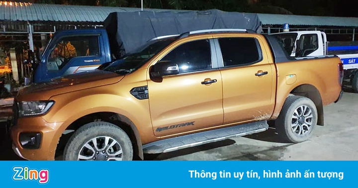 Tạm giữ xe bán tải vượt chốt kiểm soát Covid-19