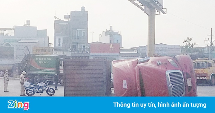 Xe container lật ngang trên quốc lộ 1 ở TP.HCM