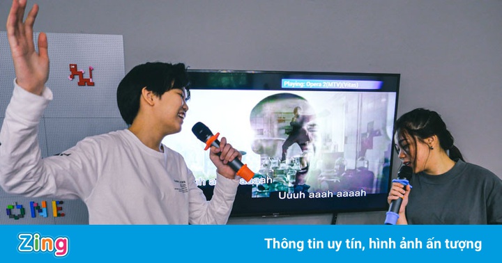 Ở nhà giãn cách, hàng xóm sáng mở nhạc sến, tối hát karaoke