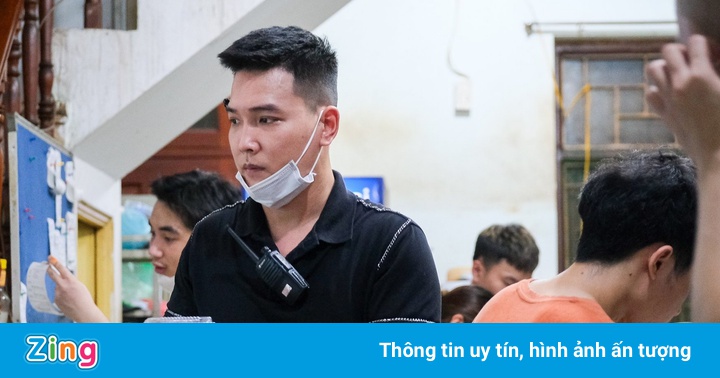 Shipper xếp hàng ở quán ăn đêm tới 2h sáng trong mùa Euro