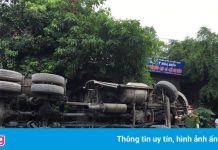 Lật xe container, axit photphoric tràn ra đường gần khu dân cư Lào Cai