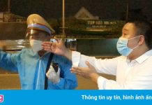 Tài xế cố thủ trong ôtô khi CSGT TP.HCM kiểm tra