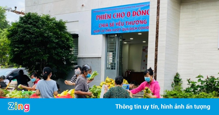 Chung cư ở TP.HCM tặng rau củ miễn phí cho người dân