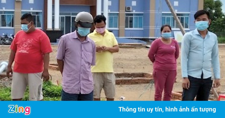 Tụ tập giữa dịch Covid-19, 12 người bị phạt 165 triệu đồng Tụ tập giữa dịch Covid-19, 12 người bị phạt 165 triệu đồng