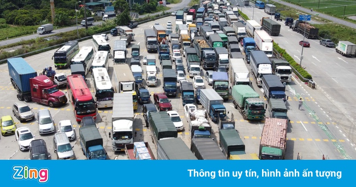 Cửa ngõ Hà Nội ùn tắc trong ngày đầu cách ly xã hội