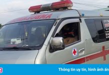 Người về từ TP.HCM ngồi trên xe cứu thương để ‘né’ chốt kiểm dịch