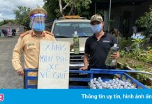 Cảnh sát tặng xăng cho người dân về quê