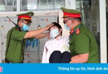 Thí sinh khuyết tật được bế vào phòng thi tốt nghiệp THPT