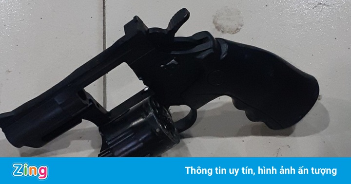 Nam thanh niên bị bắt khi đi giao súng đạn Nam thanh niên bị bắt khi đi giao súng đạn