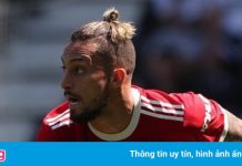 Sao MU chống nạng, phải nghỉ thi đấu 1 tháng