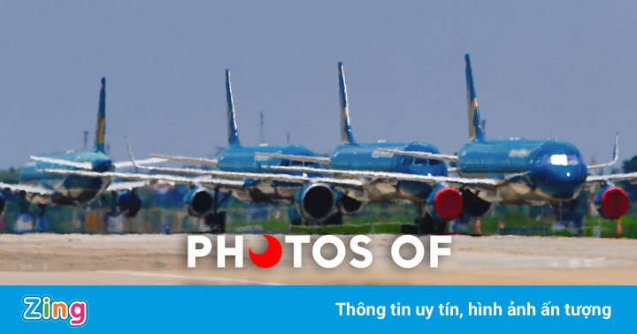 Ảnh trong tuần: Ánh mắt sản phụ F0, máy bay phơi mình trên đường lăn Ảnh trong tuần: Ánh mắt sản phụ F0, máy bay phơi mình trên đường lăn